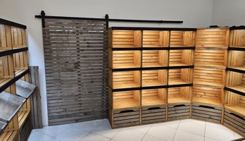 Dřevěné regály do prodejny a posuvné dveře - vybavení od JPL